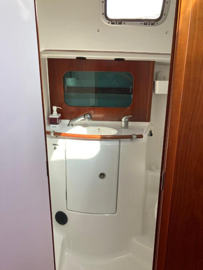 Sea Bloom - Sleep & Sail In Tejo Hotel Lisboa Ngoại thất bức ảnh